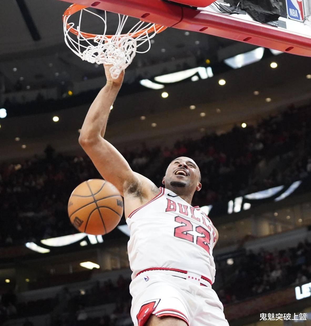 包含赛地聚焦：NBA季后赛关键时刻热度飙升；布鲁克林篮网官宣签约；质疑声仍在；年轻球员得到机会的词条