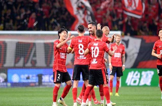 包含赛地聚焦：荷甲赛后热度飙升，费耶诺德绝杀压哨，媒体盛赞，球队文化再被提及的词条