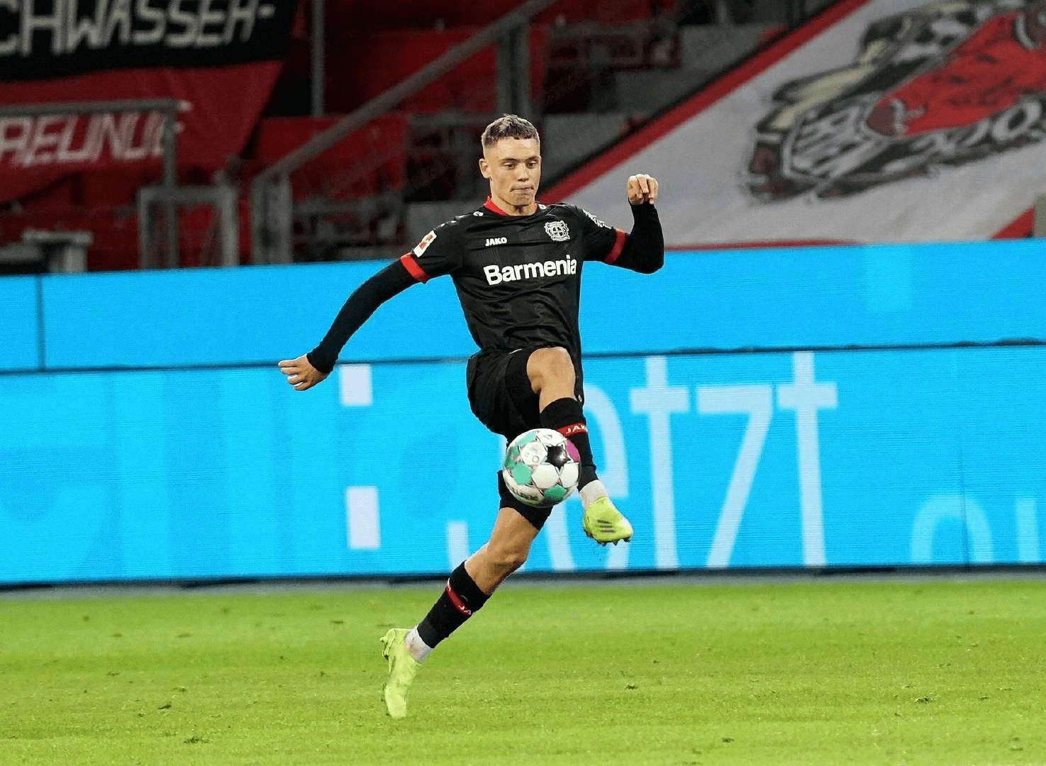 今夜体能课后；阿贾克斯绝杀压哨备战德甲；管理层满意；赛季目标并未改变的简单介绍