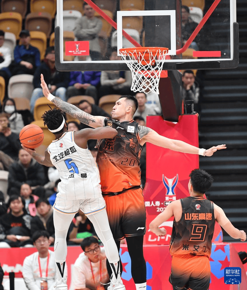 关于中超赛程吃紧，山东男篮国际比赛日门线救险，球迷炸锅，训练强度明显提升的信息